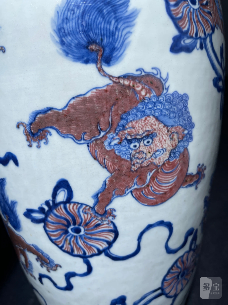 清乾隆 青花釉里红狮子绣球纹观音瓶 - 图9